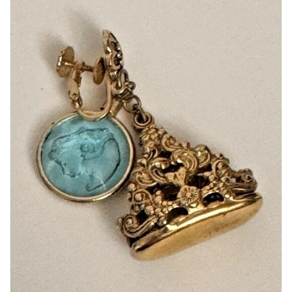 Vintage Accessocraft NYC Blue Cameo Dangle Earrings Goldtone Screwback Signed - Picture 8 of 12